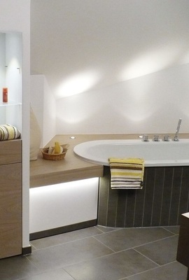 10 Uplights zur Dachschrägenbeleuchtung nehmen die Enge und zaubern Atmosphäre.