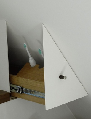 Sonderanfertigungen schaffen ungeahnten Stauraum — hier für Zahnbürsten.