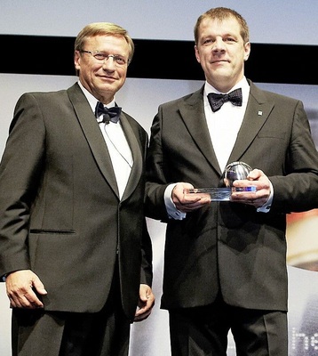 Vaillant Group-Chef Dr. Carsten Voigtländer (r.) präsentiert den Deutschen Nachhaltigkeitspreis für das Mikro-Heizkraftwerk ecoPOWER 1.0. NRW-Wirtschaftsminister Harry K. Voigtsberger übergab den Preis.