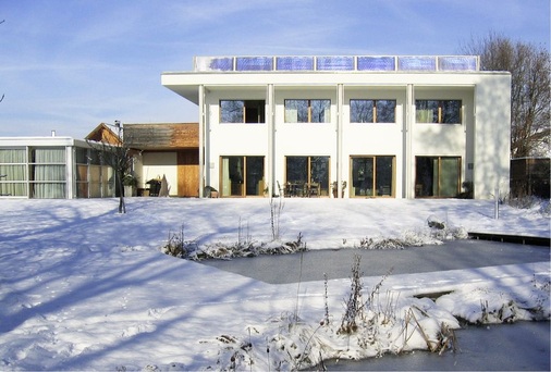 Der Wärmebedarf dieses Passivhauses in Rankweil, Vorarlberg sollte regenerativ gedeckt werden. Doch die Solarthermie heizte zunächst vorrangig den Schwimmteich auf.
