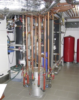 Der dreistufige Zortström-Multi bildet nach der Umrüstung den hydraulischen Mittelpunkt. Die Anschlüsse sind auf Höhe der jeweiligen Temperaturstufe angeordnet. Das Bild wurde vor der Anbringung der Rohrdämmung aufgenommen.