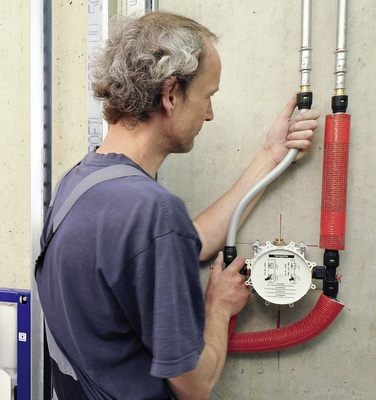 Das Verbundrohr ist leicht von Hand zu biegen, ein grünes Sichtfenster am PushFit-Formteil ermöglicht die optische Kontrolle der Verbindung.