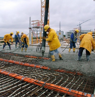 Gebäude mit Betonkerntemperierung haben ein höheres Abschalt- und Verschiebepotenzial als solche mit abgehängten Decken und Nur-Luft-Klimaanlagen. - © Wolfgang Schmid
