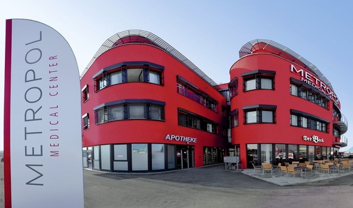 Die Architekten Planwerk aus Würzburg entwarfen das Metropol Medical Center in Nürnberg als vierstöckigen roten Bau.