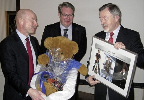 Geschenkübergabe durch VDS-Vorsitzenden Andreas Dornbracht (v.l.) und Geschäftsführer Jens Wischmann. Das herzliche Dankeschön an Duravit-Chef Franz Kook für sein außerordentliches und langjähriges Engagement wurde von anhaltendem Applaus begleitet.