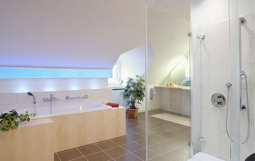 Auch die elektrotechnischen Möglichkeiten für ein altersgerechtes Bad werden in Theorie und Praxis, wie hier bei dem Kooperationsbad von Keramag, Grohe, SAM und Busch-Jaeger, gewerkeübergreifend erklärt.