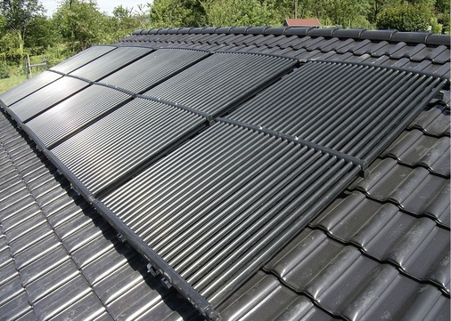 7 Solar-Luftabsorber für den Betrieb in Anlagen mit Eisspeicher und Wärmepumpe auf dem Dach eines Einfamilienhauses.