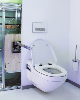 Nicht nur die Nachrüstung von Stützgriffen, sondern auch die spätere Ausstattung mit einem Dusch-WC (hier AquaClean, Geberit) steht für Anpassbarkeit. - © Geberit
