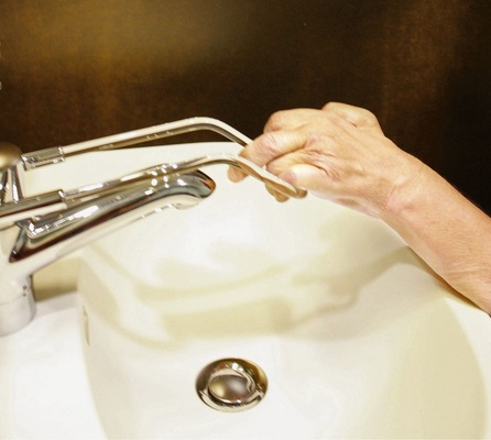 Einhebelarmaturen mit langen Bedien­armen und zum Einhaken bieten Komfort bei geringer Feinmotorik in den Händen, hier am Beispiel von Kinderlähmung.