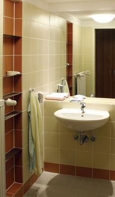 Niedrige Vorwandinstallationselemente bieten Einsehbarkeit des Spiegels aus sitzender und stehender Position. Dieses Bild zeigt eine Wohnanlage in Berlin.