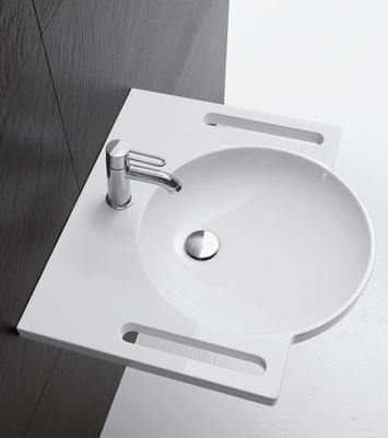 Unterfahrbar, Ablageflächen im Greifbereich, integrierte Haltegriffe — auch zum Einhängen von Handtüchern geeignet: Hewi-Serie 805.