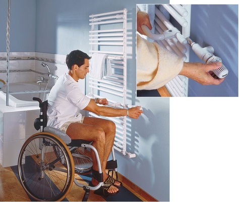 Auch die Heizung sollte barrierefrei sein. Ein Thermostat­ventil mit günstigem Greifbereich, wie hier beim Modell Cobo von Bemm, erleichtert die Bedienung.