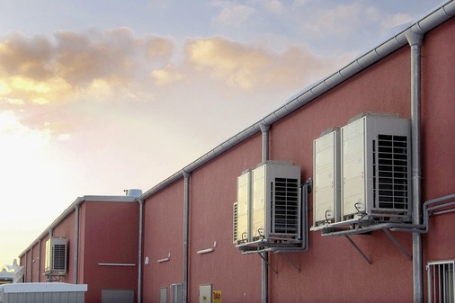 Dieses Projekt von Daikin zeigt, dass sich die VRV-Geräte am Gebäude verteilen lassen, um Leitungslängen zu minimieren.