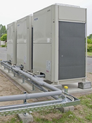 Ein Plätzchen für eine VRF-Anlage findet sich immer — auch diskret hinter dem Haus auf dem Parkplatz.