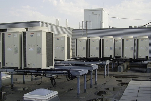 Größere Leistungen lassen sich durch die Verschaltung mehrerer VRF-Geräte erzielen. Hier scheint der Planer sogar noch mit nachträglichem Zuwachs zu rechnen.