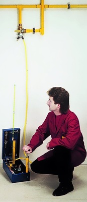 Anstelle der Leckmengenmessung kann als Kontrolle auch eine Dichtheitsprüfung durchgeführt werden.