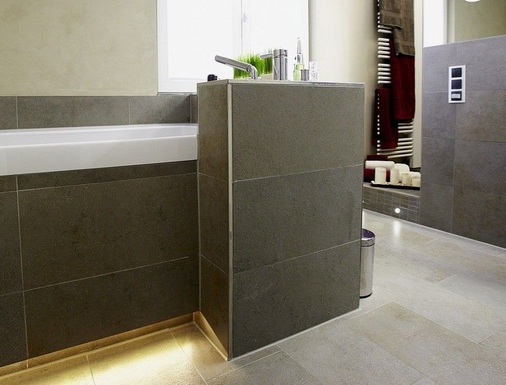 3 Ein beleuchteter Untertritt lässt den Wannenblock schweben.