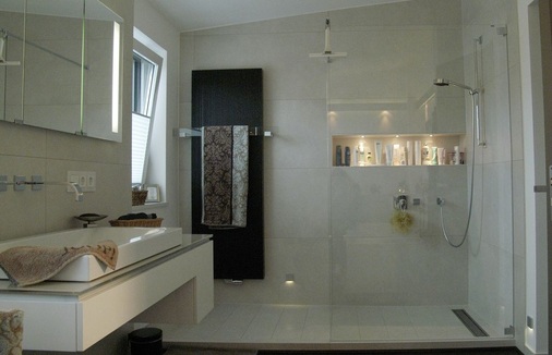 5 Als Antwort auf den Wunsch der Bauherren, die Dusche zu nutzen, ohne Türen bewegen zu müssen, kommen die Go-in-Duschen in Betracht. - © starkberaten

