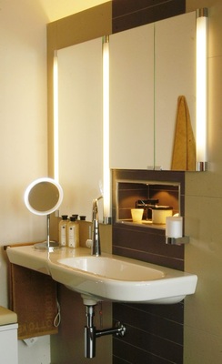 10 Auch Waschtische mit seitlicher Ablage erfüllen ihren Zweck im Komfortbereich. Ein Rollcontainer als mobiler Stauraum erleichtert die entspannte Körperpflege im Sitzen — in jedem Alter.