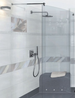 6 Eine Sitzgelegenheit in der Dusche ist für jedes Alter komfortabel — und wenn sie nur zum Füßewaschen dient. Ob nun individuell gemauert oder mit einem Klappsitz ausgestattet.