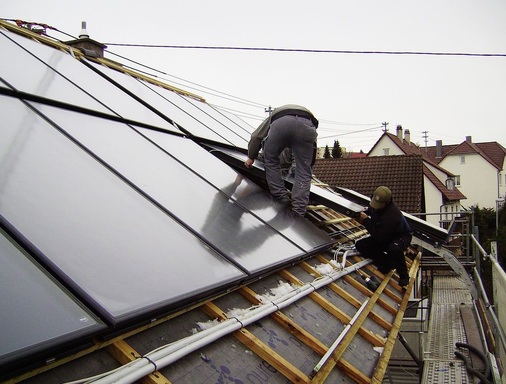 Montage der Solarkollektoren auf dem Dach: Die Sanierung des eigenen Hauses will Handwerksmeister Philipp Buck auch als Referenz für sein Geschäft nutzen.