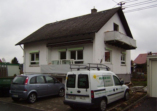 Das Einfamilienhaus, Baujahr 1964, vor der energetischen Sanierung; Neben der Heizung sollten auch die Fenster erneuert und die Fassade gedämmt werden.