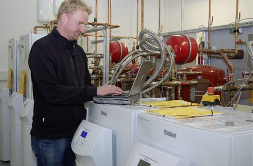 Alle Produktideen werden bei Vaillant im Labor auf Herz und Nieren geprüft — nicht nur in Bezug auf Zuverlässigkeit, sondern auch in ihrer Wirtschaftlichkeit für Anwender.