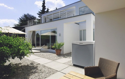 Da für die Zuleitung zum Außengerät keine Einfriergefahr besteht, lässt sich die Aufstellung flexibel handhaben — egal ob auf dem Dach oder in der Nähe des Hauses.