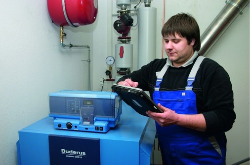 Installateurmeister Alexander Kastner kann vom Einsatzort aus neue Aufträge oder Termine ins System übertragen.