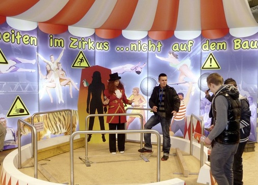 Die Berufsgenossenschaft zeigte auf ihrem Messestand eindrucksvoll, dass Artisten in den Zirkus und nicht auf den Bau gehören.