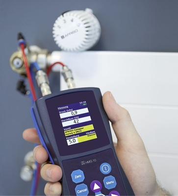 Mit einem Druckmessgerät in Verbindung mit speziellen Thermostatventilen lassen sich Heizkörper schnell und einfach einregulieren.