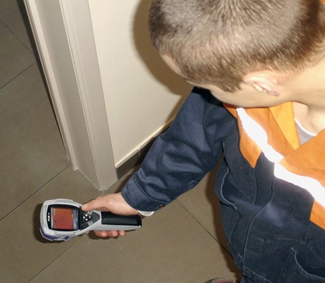 Einsatzbeispiel: Wo und wie liegen die Leitungsrohre der ­Fußbodenheizung?