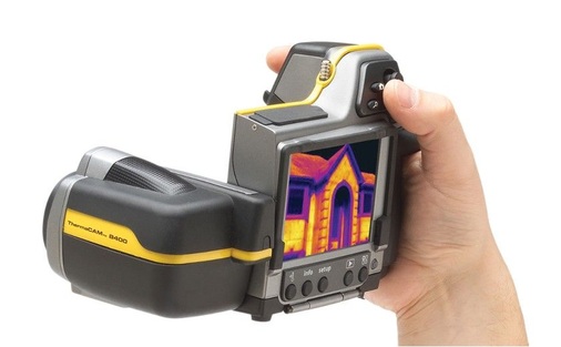 Ein dreh- und schwenkbares Kameradisplay ermöglicht bequeme Aufnahmen, auch aus ungewöhnlicher Perspektive.