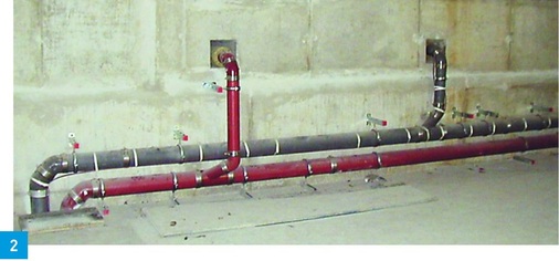Gusseiserne Abflussrohre im Einsatz. Oben: KML-Rohr für fetthaltige Abwässer; unten: SML-Rohr für häusliche Abwässer. - © Saint-Gobain HES
