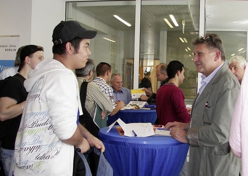 Getümmel auf dem Bewerbungsmarktplatz: 200 Jugendliche stellten sich beim Speed Dating 27 teilnehmenden Betrieben vor, die auf der Suche nach Fachkräften waren.