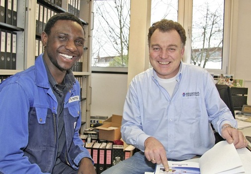 Handwerksunternehmer Gernot Walter und Simba Rutize: Trotz des allgemeinen Fachkräftemangels war es ein Kampf gegen die Bürokratie, bis der Anlagenmechaniker endlich bleiben durfte.