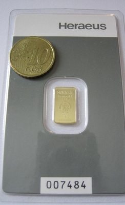 1-Gramm-Goldbarren in ­Kunststoff eingeschweißt und mit Echt­heitszertifikat auf der Rückseite.