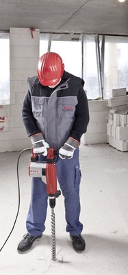 Im rauen Baustellenalltag müssen Bohr- und Meißelhämmer ihre Praxis­tauglichkeit unter Beweis stellen.