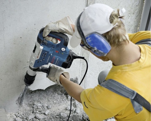 Gehörschutzmaßnahmen sind beim Arbeiten mit Bohrhämmern wichtig.