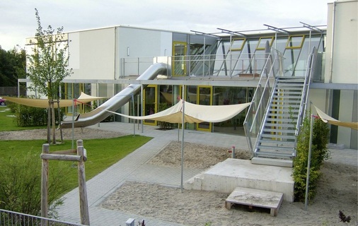 Das Kinderhaus in Rauenberg , hier die ­Südseite, wird über eine Wärmepumpen­anlage beheizt, die dem Abwasserkanal ­Umgebungsenergie entzieht.