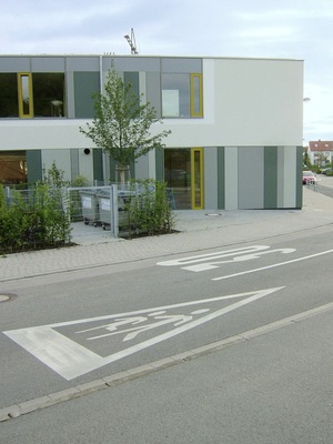Kinderhaus Rauenberg, Eingang Nord. Der Abwasser-kanal liegt hier unter der Straße.