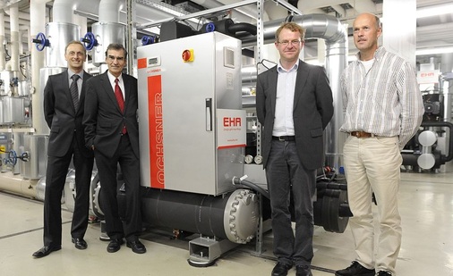 Die neue Wärmepumpenanlage in der Vattenfall-Zentrale (von links): Dirk Mithöfer, Geschäftsführer EHA, Karl Ochsner, Geschäftsführer Ochsner Wärmepumpen, Herbert Diercks-Saueregger, Projektleiter EHA, und Hermann Hell, Projektleiter Vattenfall Business Services.