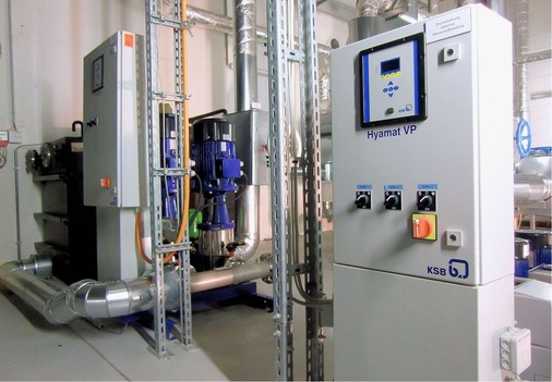 Für die Wasserversorgung im Neubau des Klinikums Nürtingen wurden Druckerhöhungsanlagen mit verschiedenen Steuerungsarten eingesetzt. Die DEA für die Löschwasserversorgung (links) arbeitet mit einer Kaskadenregelung; bei der DEA für die Versorgung mit aufbereitetem Wasser werden die Pumpen mit stufenloser Drehzahlregelung betrieben.