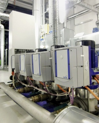 Die Drehzahlregelungen der Pumpen werden über die Gebäudeleittechnik angesteuert.