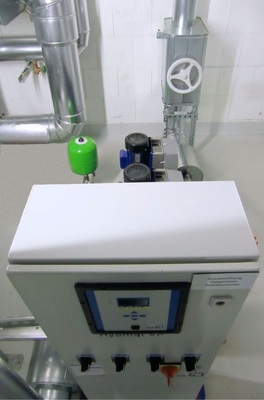 Die Installation von Druckerhöhungsanlagen gehört in den Leistungsumfang des Gewerks Sanitärtechnik. Der Anschluss an die Stromversorgung erfordert jedoch elektrotech­nisches Fachpersonal.