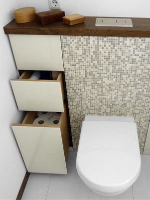 Die Vorwandinstallation wird durch eine Tischleranfertigung als Stauraum sinnvoll genutzt.