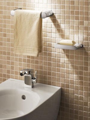 Zum Bidet gehören Handtücher und Seife in Griffweite.