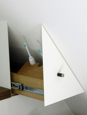 Hier wurde die Dachschräge genutzt, um elektrische Zahnbürsten in einem Schrank verschwinden zu lassen.