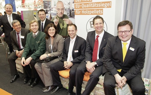 Mit dem Gütesiegel des Deutschen Pelletinstituts hat man gut lachen. Auf der Sonderschau „Innovationszentrum Pellets“ informierten 15 Betriebe rund um die gepressten Holzspäne.
