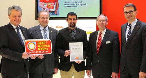 In Baden-Württemberg wird sich Bernd Simon für die Handwerkermarke stark ­machen (v.l.): ZVSHK-Präsident Manfred Stather, FV-Hauptgeschäftsführer Dr. Hans-B. Klein, der neue Handwerkermarken-Botschafter Simon, Bernhard Schaub (Oventrop) und ZV-Hauptgeschäftsführer Elmar Esser.